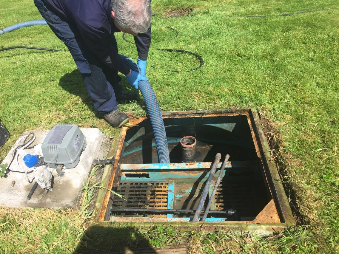 Sewage tanks cleaning