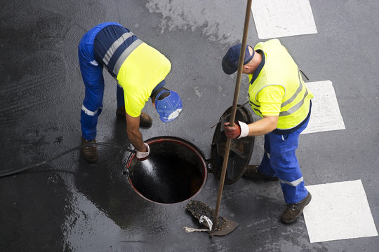 Water tanks cleaning service